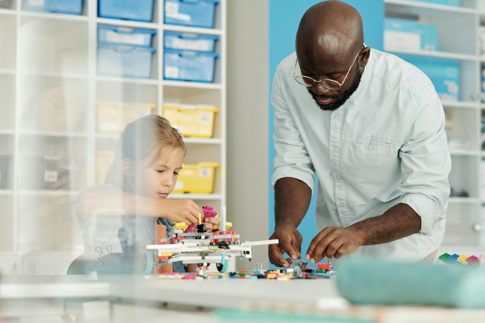 Adult-and-child-assembling-a-Lego-set-together